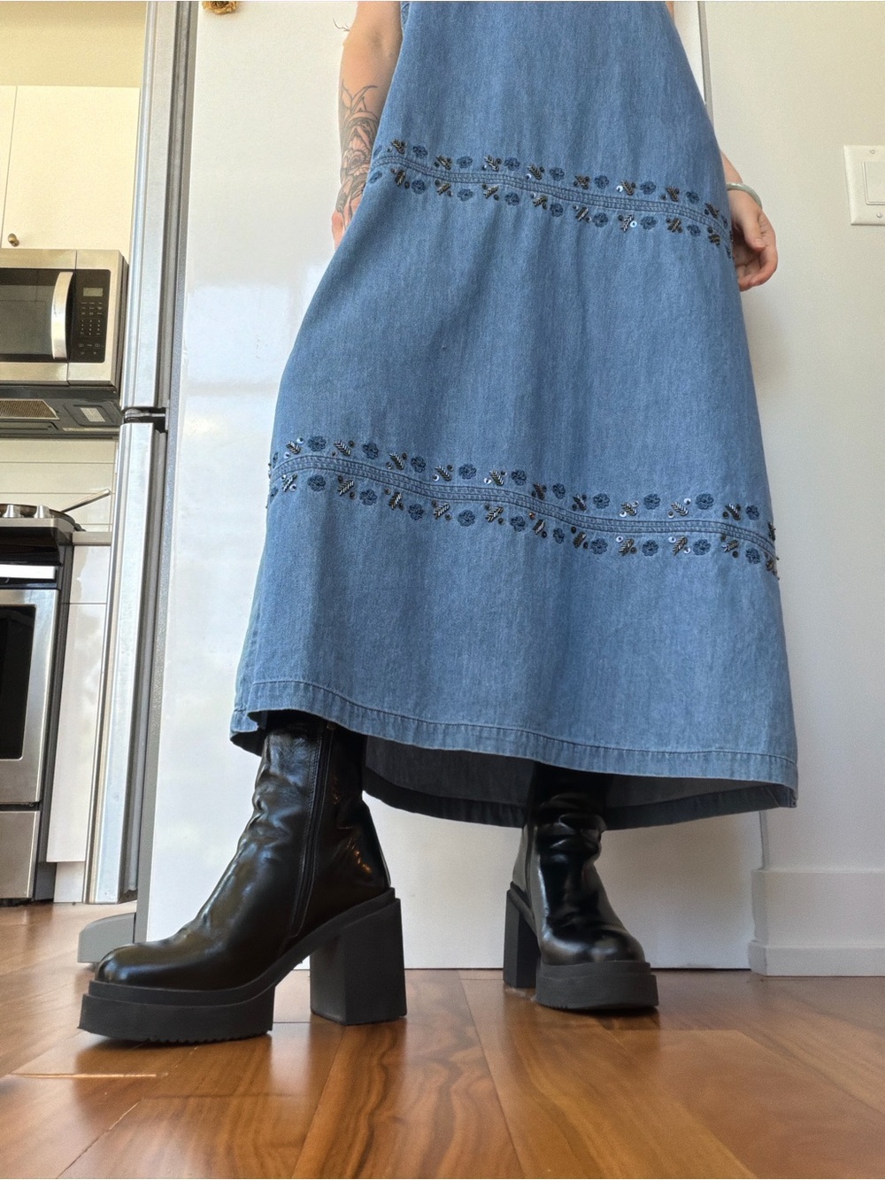 Vintage Sleeveless Blue Denim Dress with Embroidered Trim - Picture 3 of 5